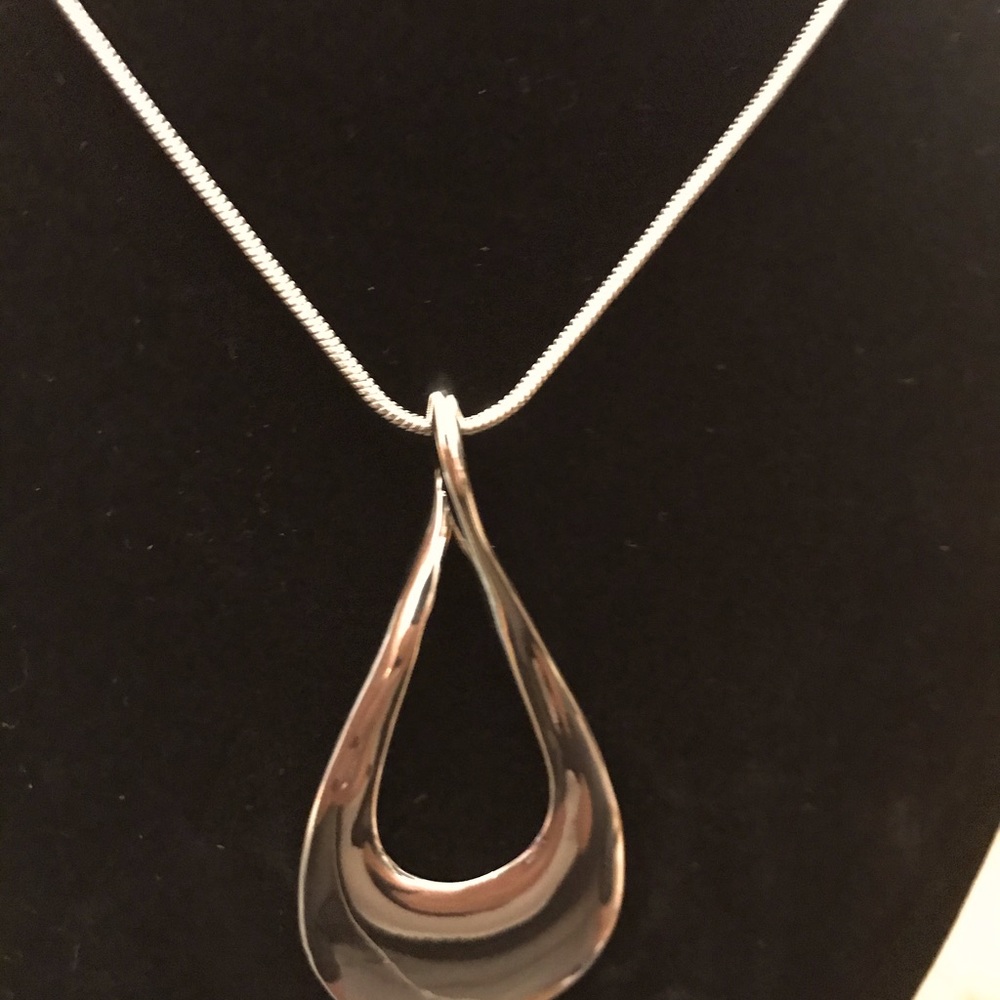 20 inch chain.. silver costume jewelry.. Gorgeous